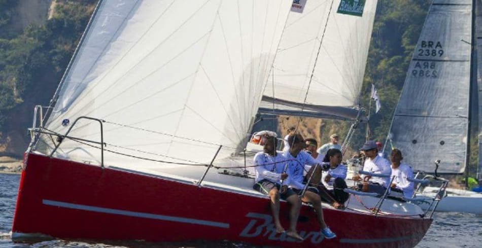 Velejadores de projetos sociais fazem vaquinha virtual para disputarem a 70ª Regata Santos Rio