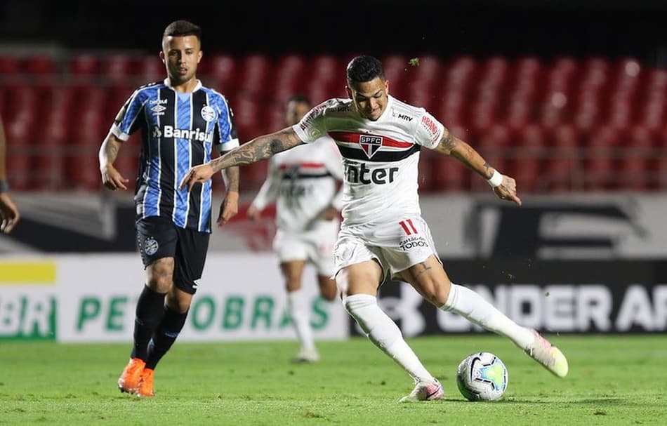 O atacante Luciano em uma rara tentativa de finalização do São Paulo no último sábado