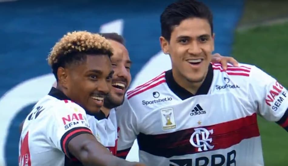 Flamengo goleia o Corinthians e segue na cola do líder do Brasileirão
