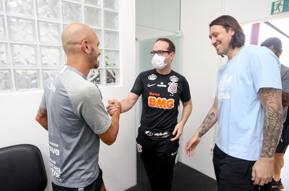 Veja as imagens dos bastidores do retorno de Fábio Santos ao Corinthians: ‘Voltei para casa’