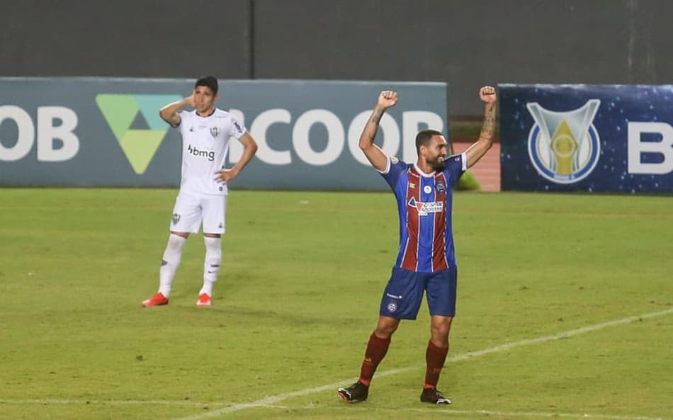 Gilberto brilha, Galo sofre virada do Bahia e cai para 3º no Brasileiro
