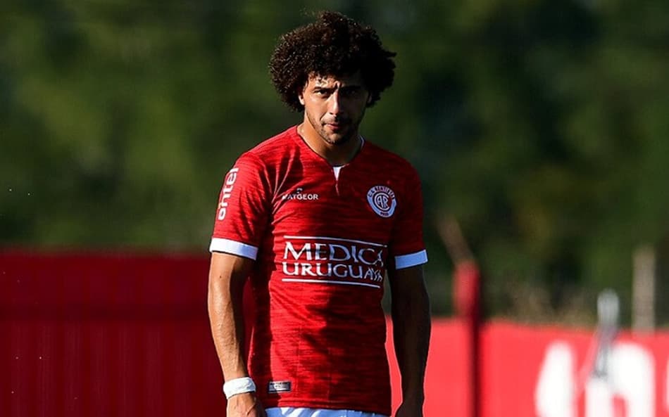 Time garantido na Sul-Americana de 2021 está prestes a perder zagueiro