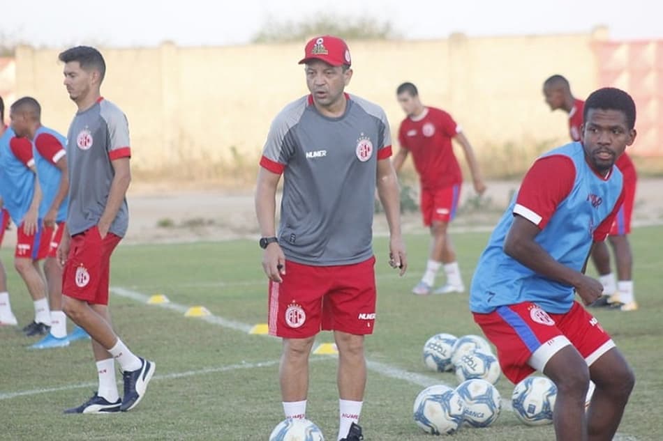 Paulinho Kobayashi vibra com sequência de vitórias e marca importante no América-RN