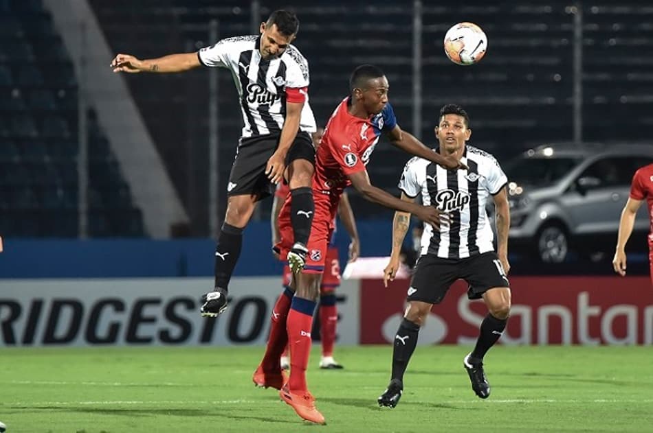 Independiente Medellín fecha Libertadores batendo o Libertad