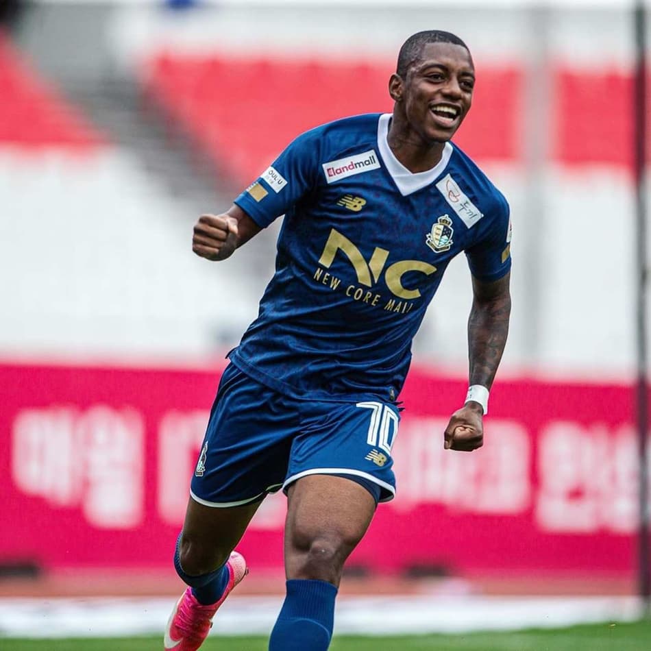 Leandrinho, do Seoul E-Land, comemora boa fase na Coreia do Sul e foca em reta final da K-League 2