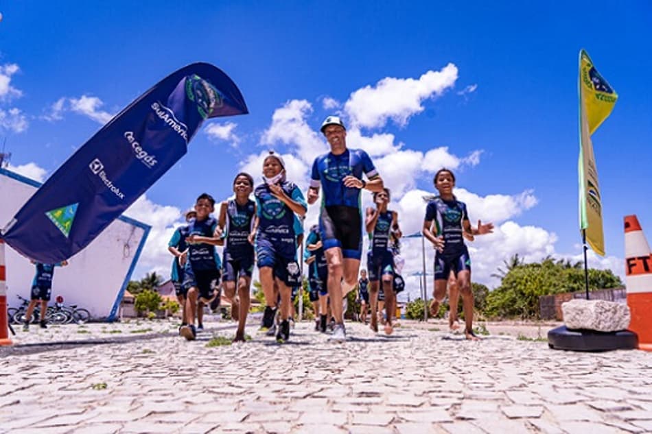 Triatleta olímpico treina com alunos de projeto social no Ceará
