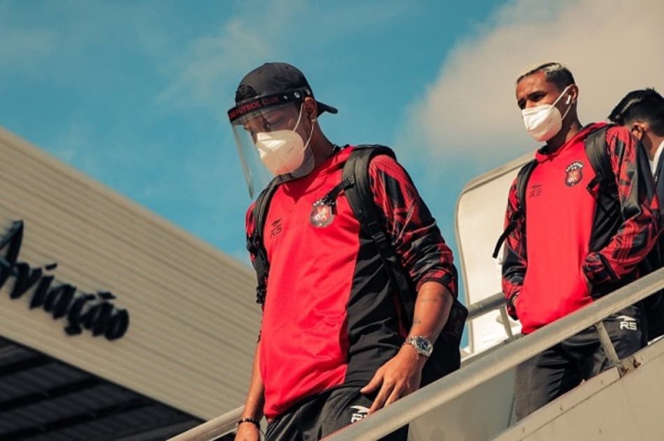 Após mais de 10 horas em aeroporto, Caracas chega ao Brasil para enfrentar o Vasco