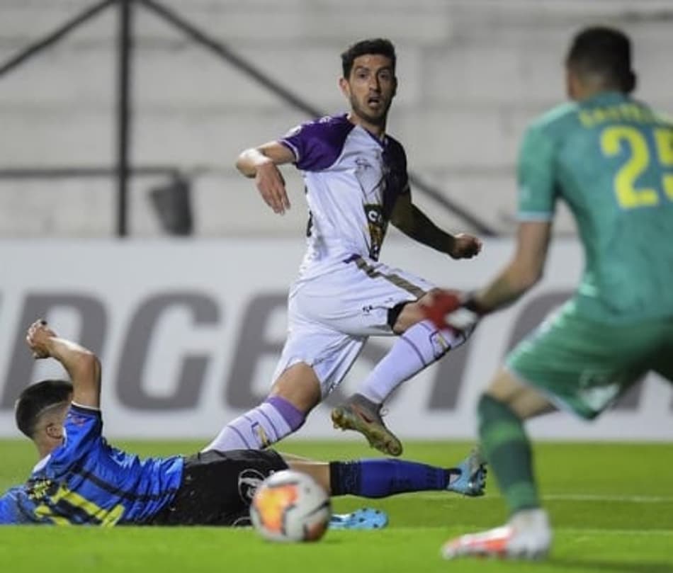 Com segundo tempo brilhante, Fénix abre vantagem contra o Huachipato