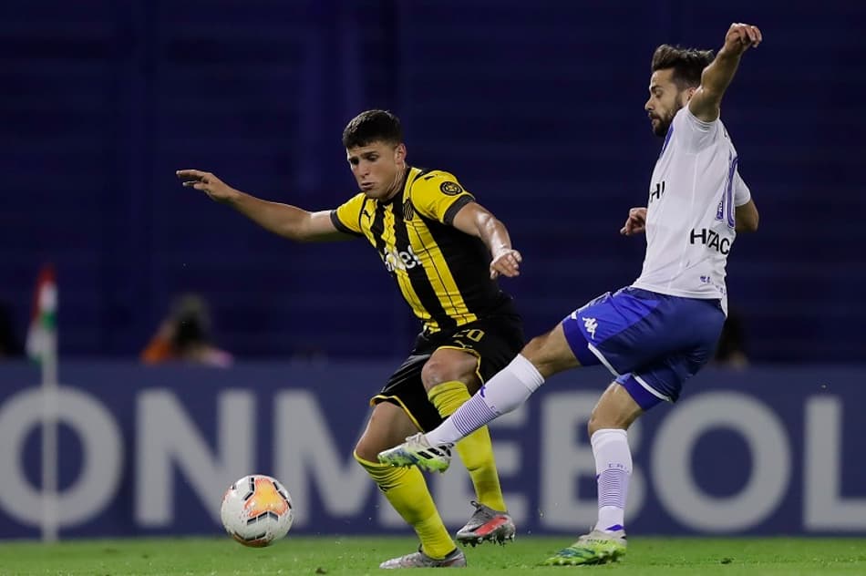 Vélez Sarsfield e Peñarol fazem jogo agitado, porém sem gols