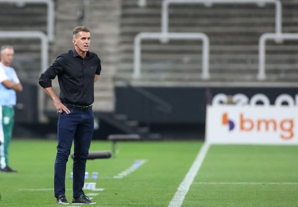 Mancini mostra irritação com ‘bolas para trás’ no Corinthians e pede: ‘Temos de mudar de atitude’