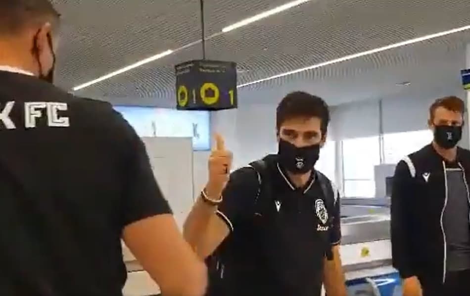 Em prantos, Abel Ferreira se despede de elenco do PAOK e vai assinar com Palmeiras antes de chegar ao Brasil