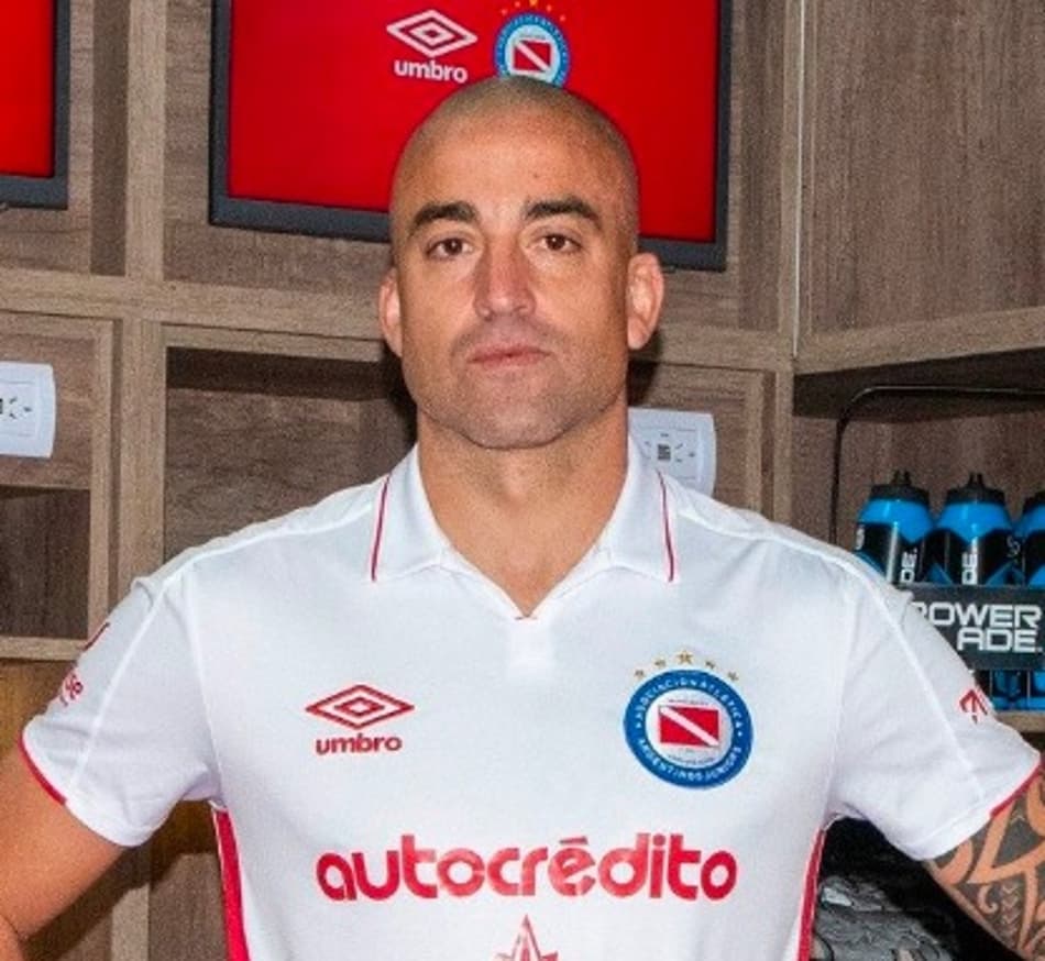 Lembra dele? ‘El Tanque’ Silva perto de fechar com novo clube; confira