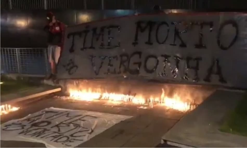 Em frente à Arena da Baixada, torcida do Athletico protesta com tom de ironia