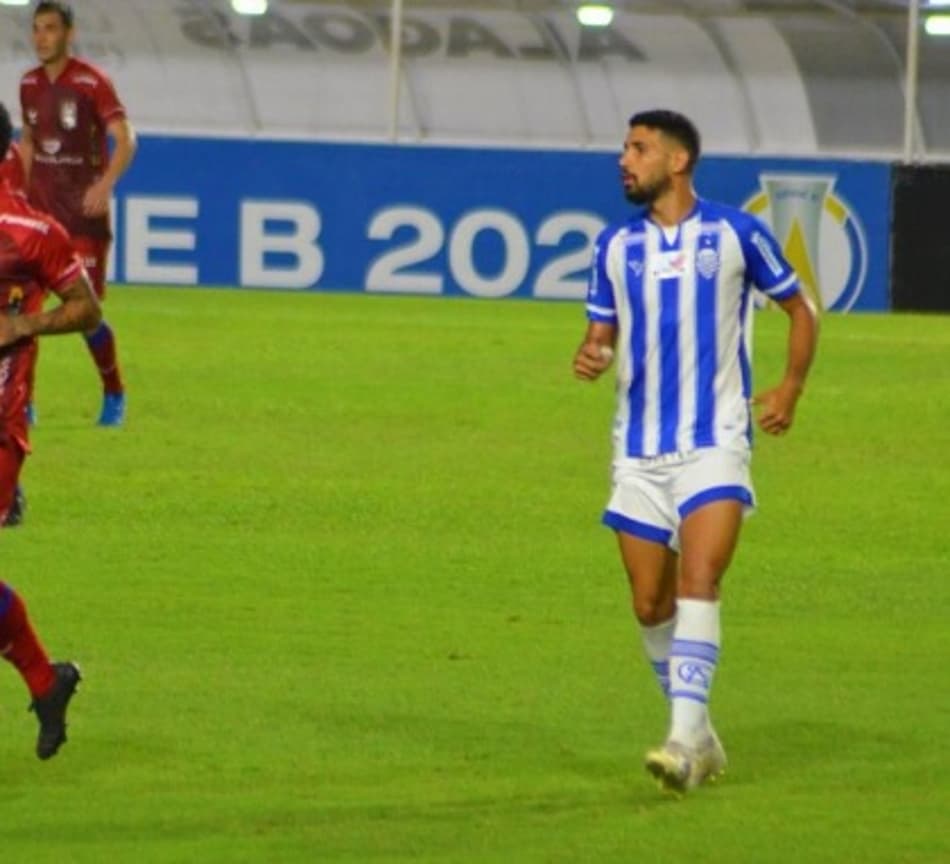 Zagueiro do CSA lamenta primeira lesão na carreira, mas vibra por não precisar de cirurgia