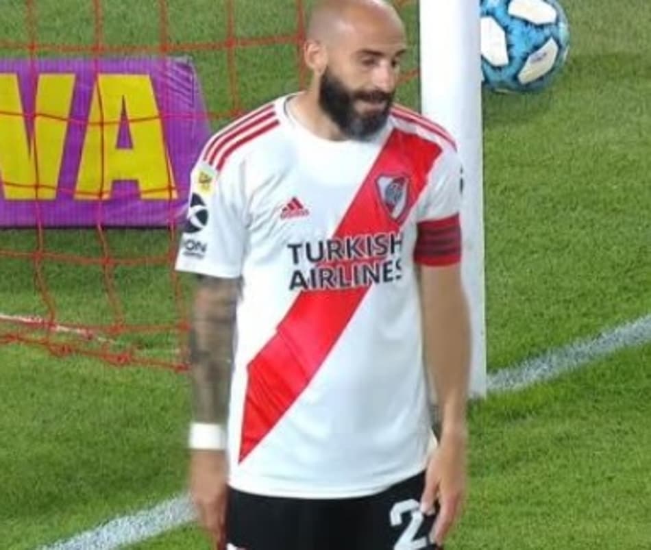 Épico! Gol contra bizarro marca jogo do River Plate; Assista