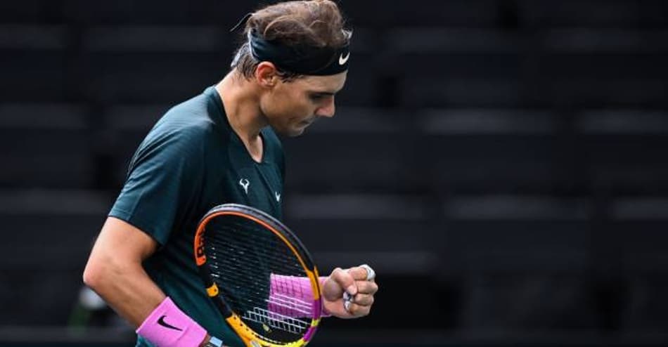 Rafael Nadal celebra ponto na estreia em Paris