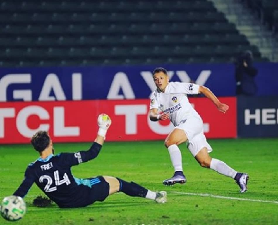 Chicharito Hernández desencanta e faz homenagem para LeBron James; Assista