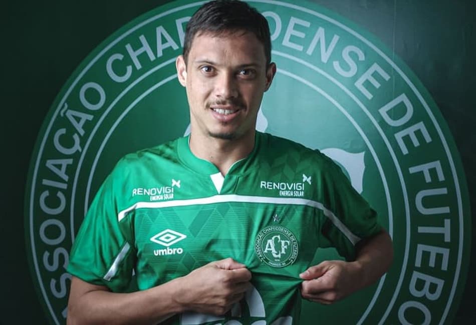 Mike chega à Chapecoense e elogia elenco: ‘Grupo muito forte’