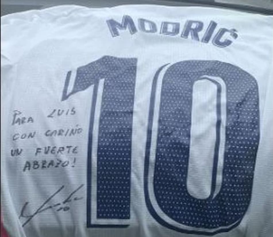 Advíncula mostra com orgulho presente de jogador do Real Madrid