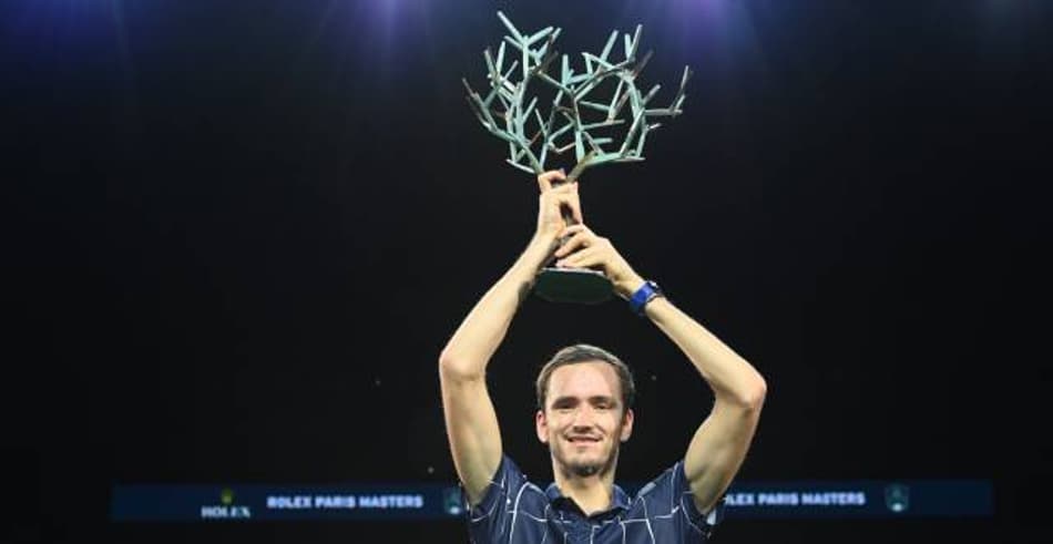 Medvedev freia sequência de Zverev de virada e é campeão de Paris