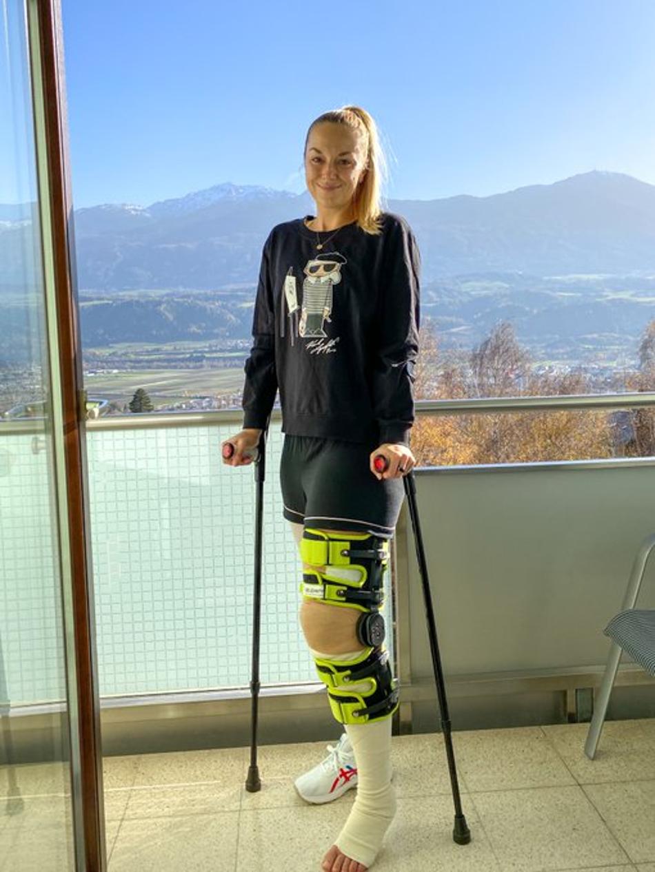 Sabine Lisicki posa após ser submetida a cirurgia no joelho
