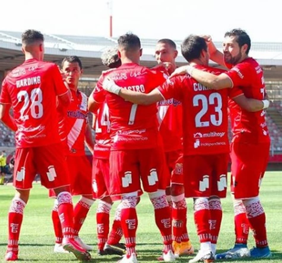 Chileno: Em jogo de quatro gols de pênalti, Curicó vence a Católica