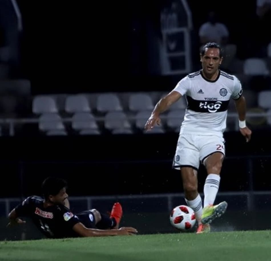 Paraguaio: Roque Santa Cruz brilha e Olimpia assume a ponta