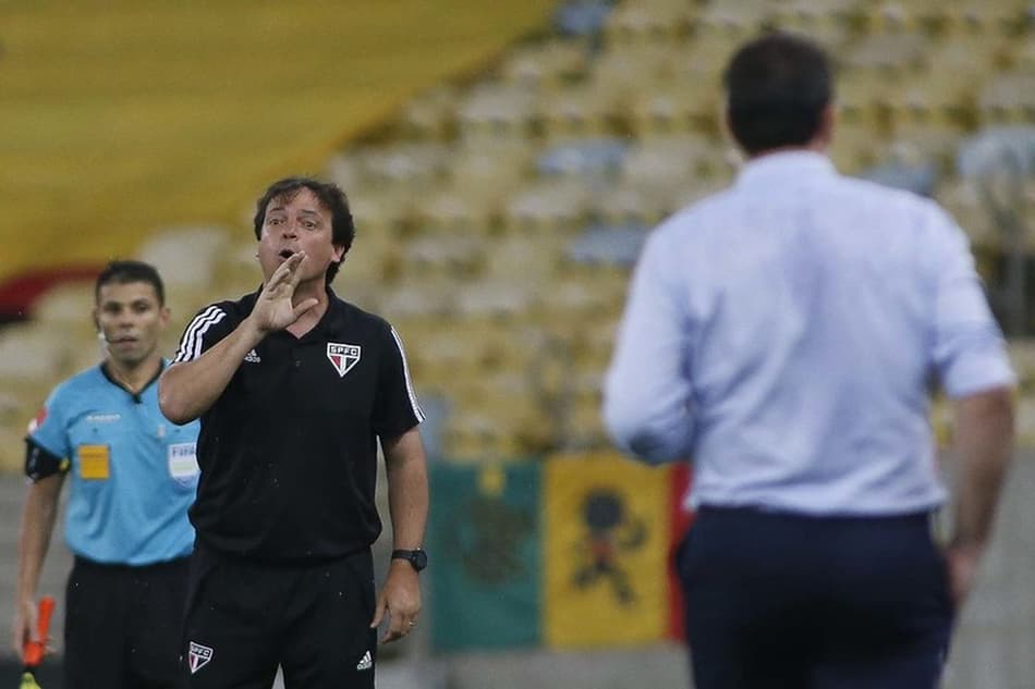 Diniz mantém os pés no chão e fala em corrigir os erros do São Paulo: ‘Temos que esquecer essa vantagem’