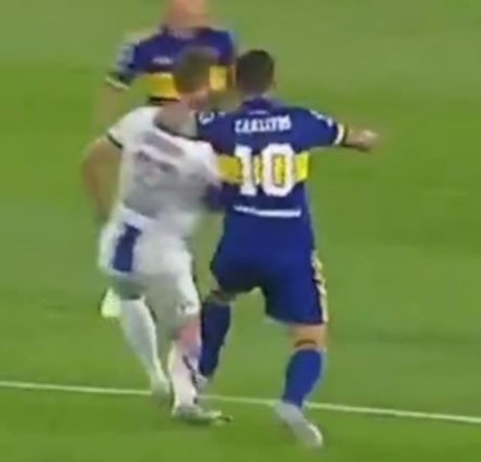 Carlitos Tevez dá entrada criminosa em rival no Campeonato Argentino