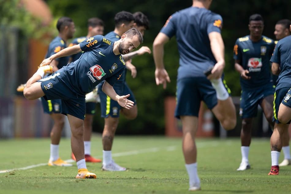 Com dúvida no meio, Seleção faz último treino antes do Uruguai