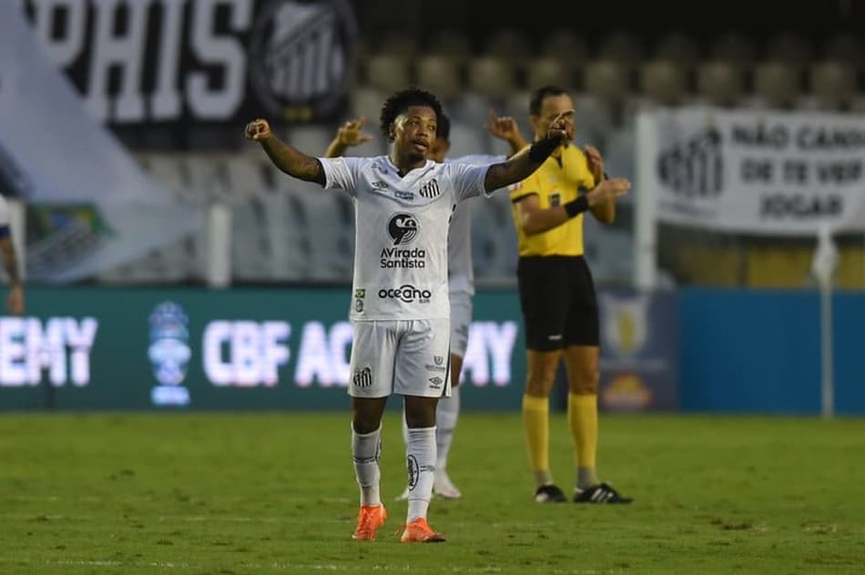 Marinho comanda vestiário do Santos em vitória contra o Inter: 'É por nós'