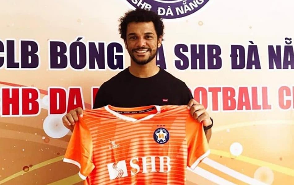 Meia brasileiro Hédipo é apresentado em novo clube no Vietnã