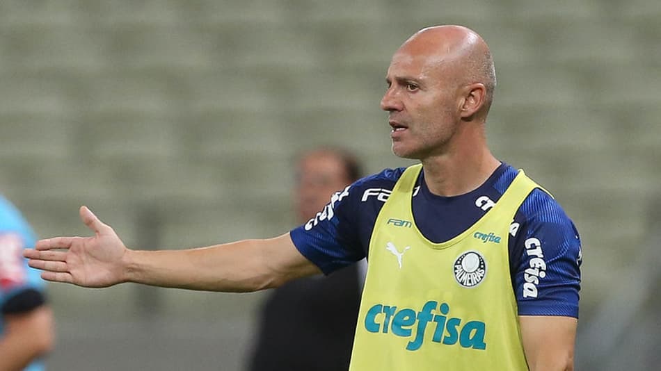 Após vaga, auxiliar de Abel dedica classificação a jogadores do Palmeiras com Covid-19