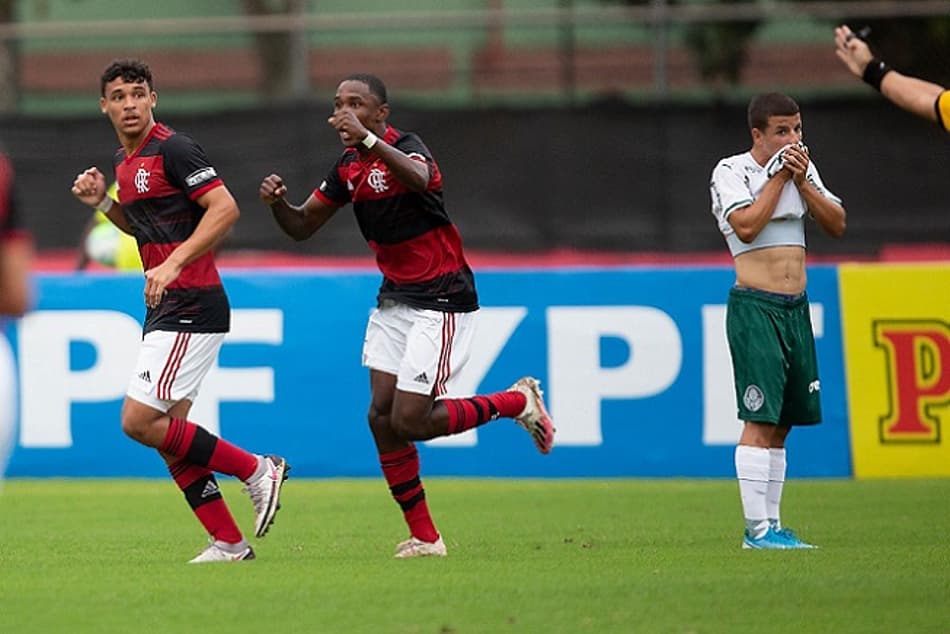 Em jogo de sete gols, Flamengo goleia o Palmeiras e abre vantagem nas quartas do Brasileirão Sub-17