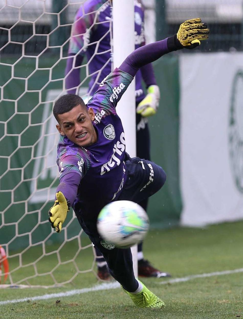 Goleiro sub-17 do Palmeiras treina com profissionais e é chamado para decisão no sub-20