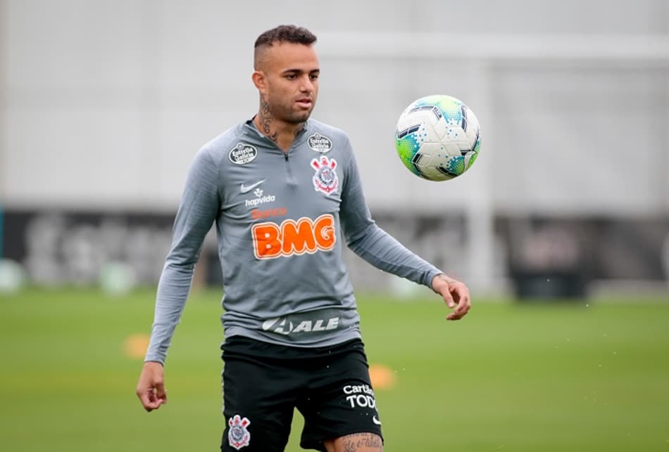 Luan reforça sua paixão pelo Corinthians e revela que guarda camisas antigas do clube