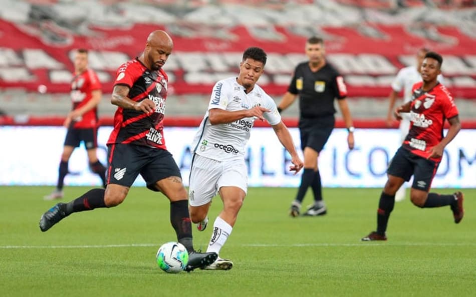 ATUAÇÕES: Goleiro John é o mais exigido em derrota do Santos