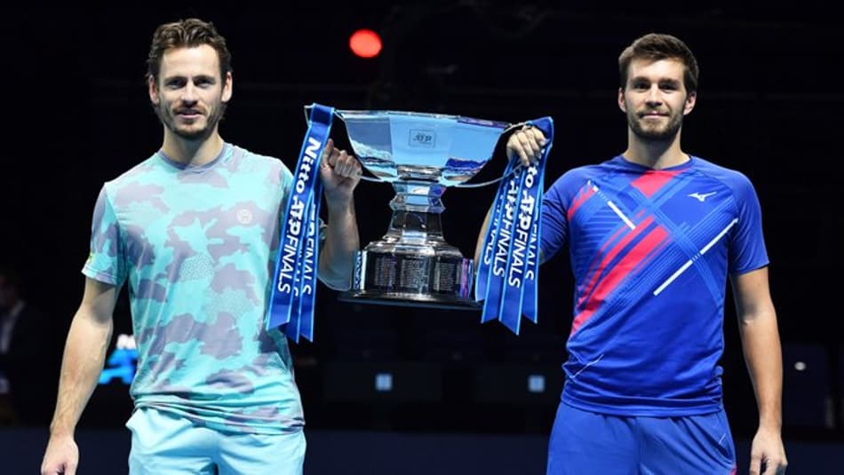 Wesley Koolhof e Nikola Mektic com troféu do ATP Finals 2020