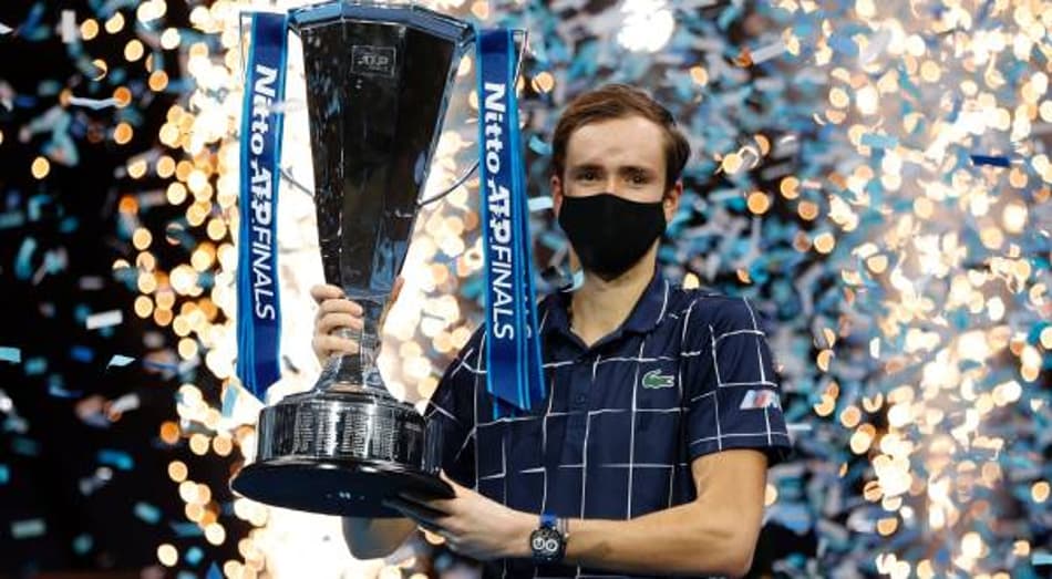 Daniil Medvedev ergue o troféu do ATP Finals