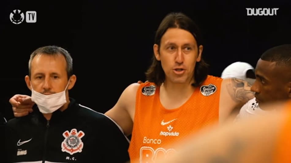 VÍDEO: Para mudar o rumo! Veja o papo do elenco do Corinthians no vestiário após empate com o Grêmio