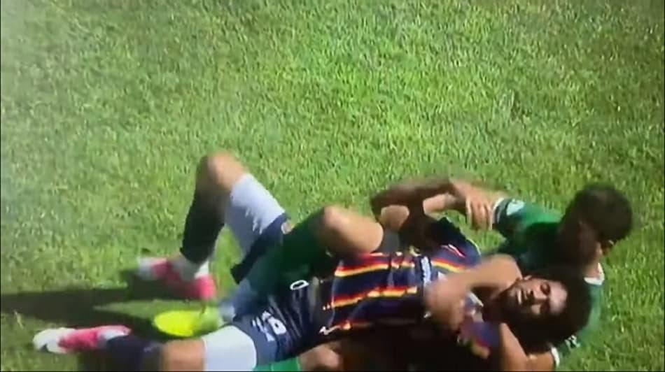 Amistoso no futebol argentino tem dupla expulsão após golpe de MMA