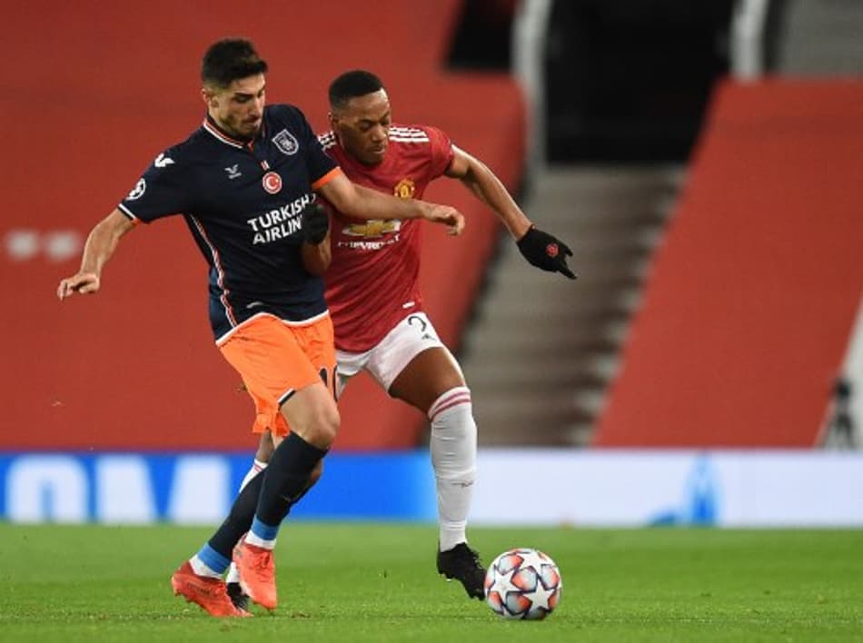 United goleia o Basaksehir e fica perto das oitavas da Champions