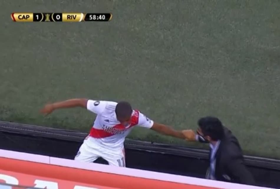 Briga! Jogador do River perde a cabeça e não cumprimenta Gallardo