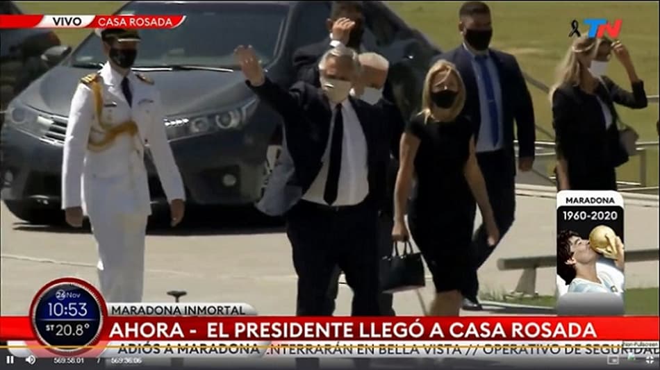 Presidente da Argentina, Alberto Fernández chega para o velório de Maradona na Casa Rosada
