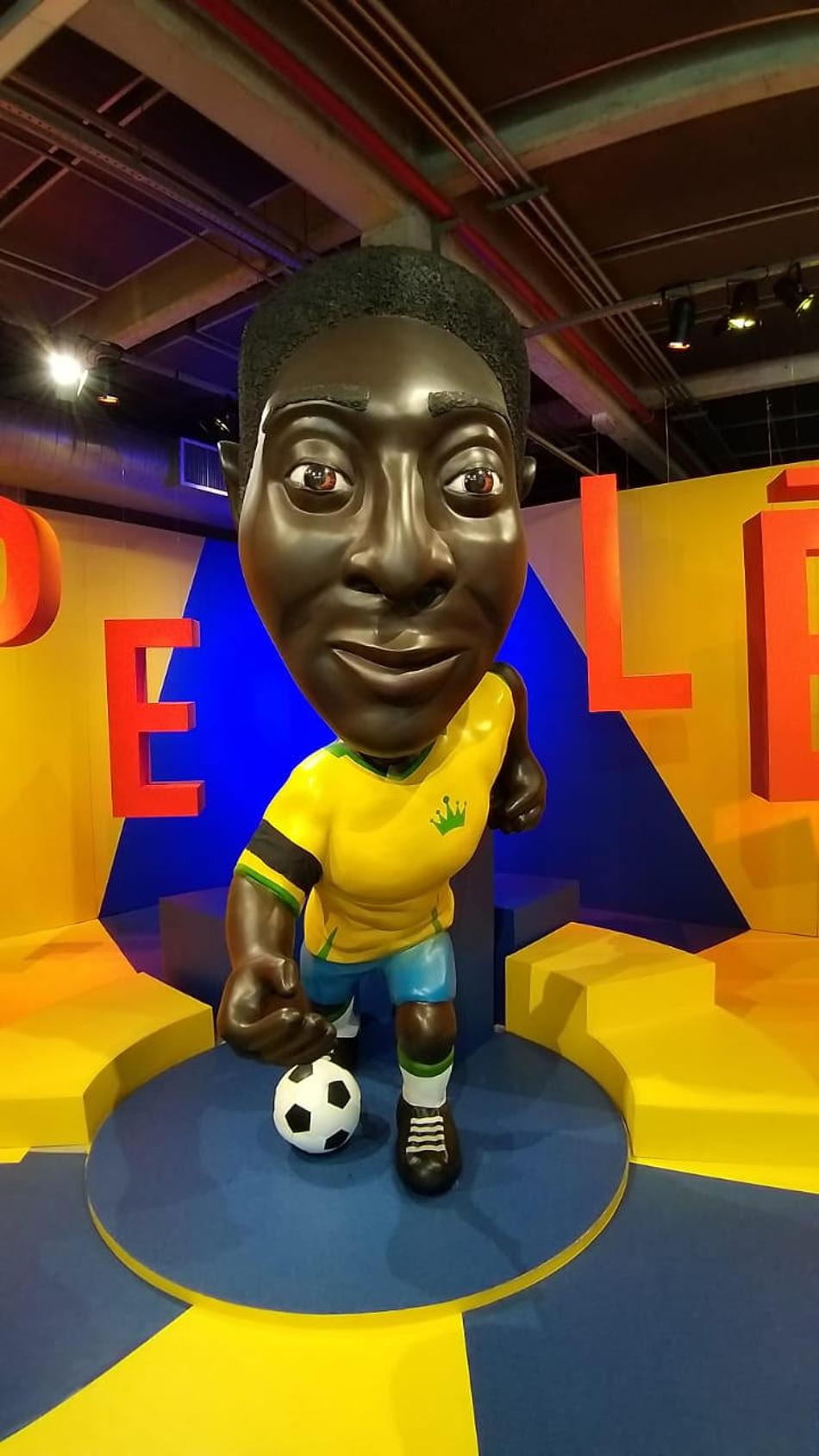 Em exposição em museu, Pelé 'veste' braçadeira de luto por Maradona