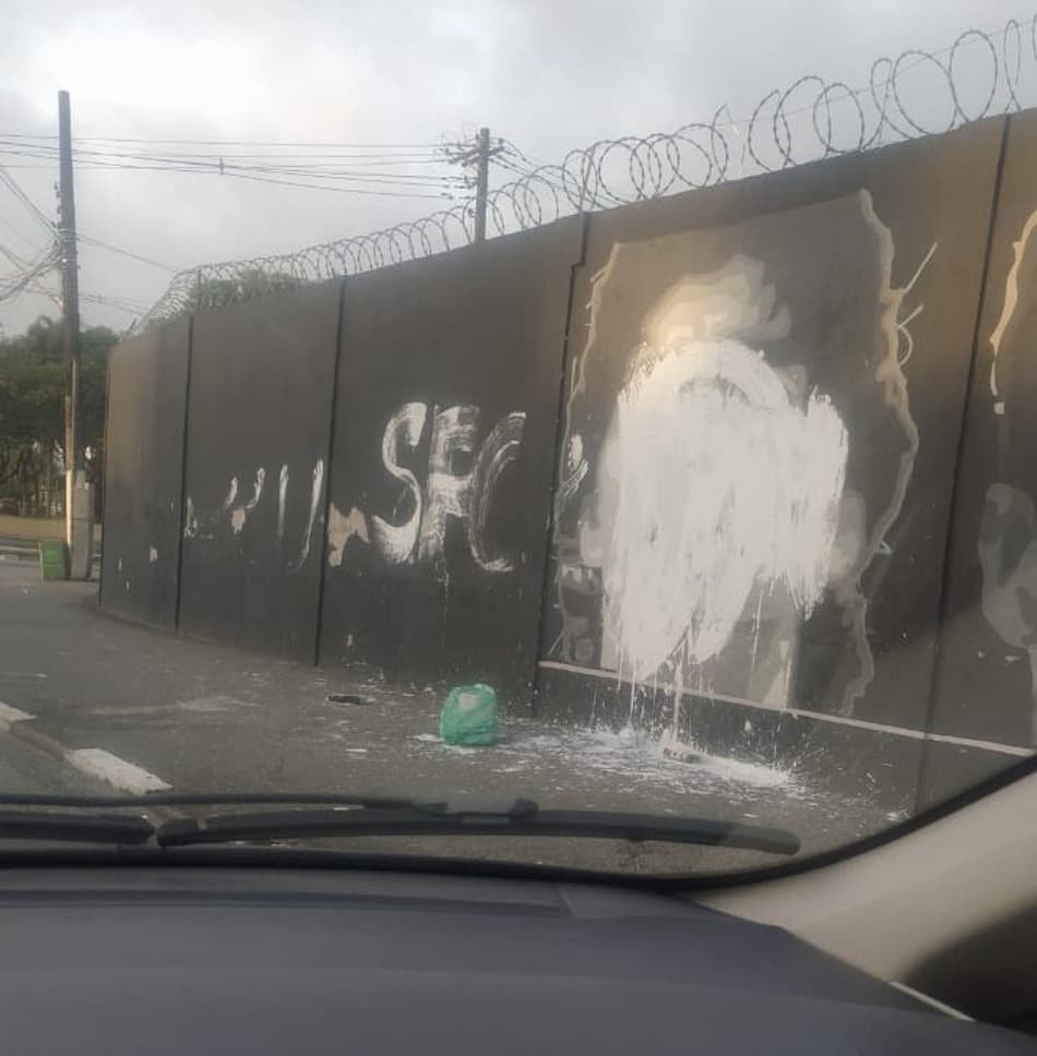 Homenagem do Santos a Maradona é pichada horas depois de feita