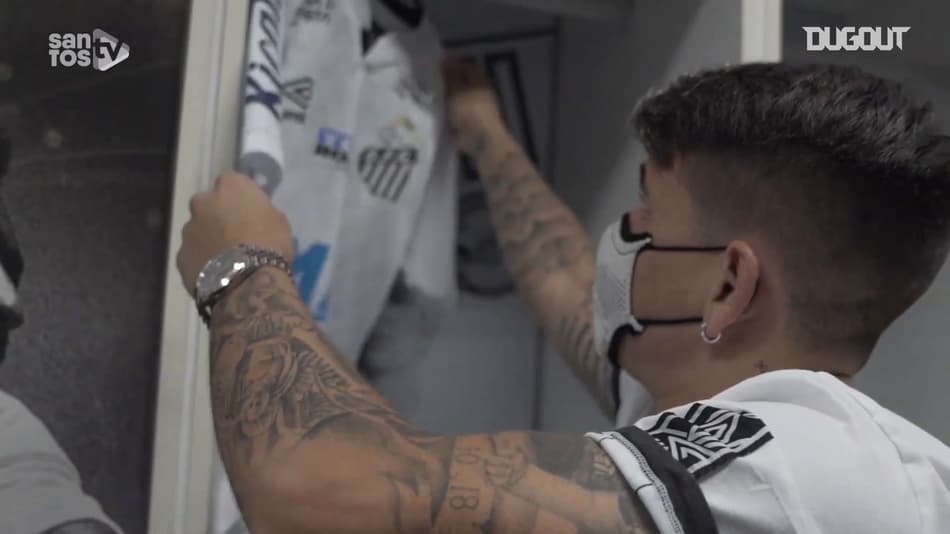 Veja homenagem do Santos: Quando a camisa 10 de Pelé foi de Maradona