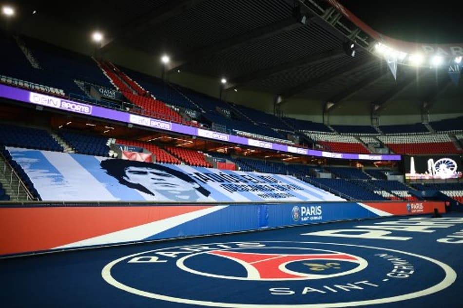 VÍDEO: Maradona é homenageado pelo PSG no Parque dos Príncipes