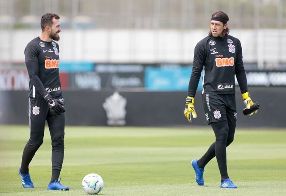 Cássio explica relação com Walter no Corinthians: 'Disputa só no campo'