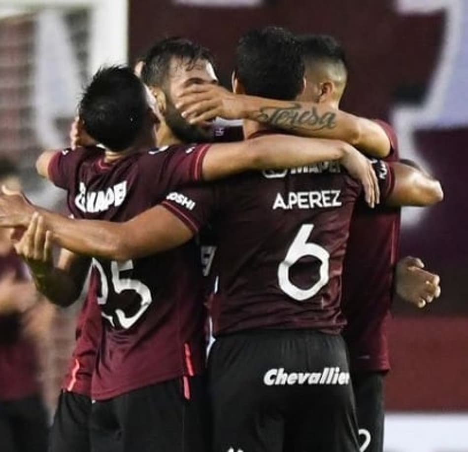 Lanús aplica goleada épica no Bolívar e continua na Sul-Americana